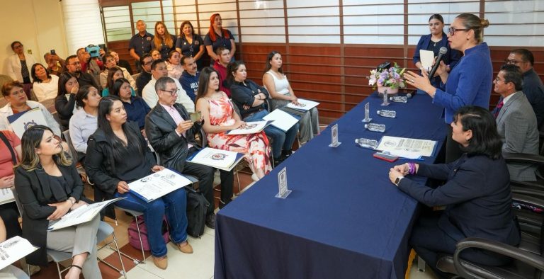 Entregan títulos pergamino a egresados nicolaitas