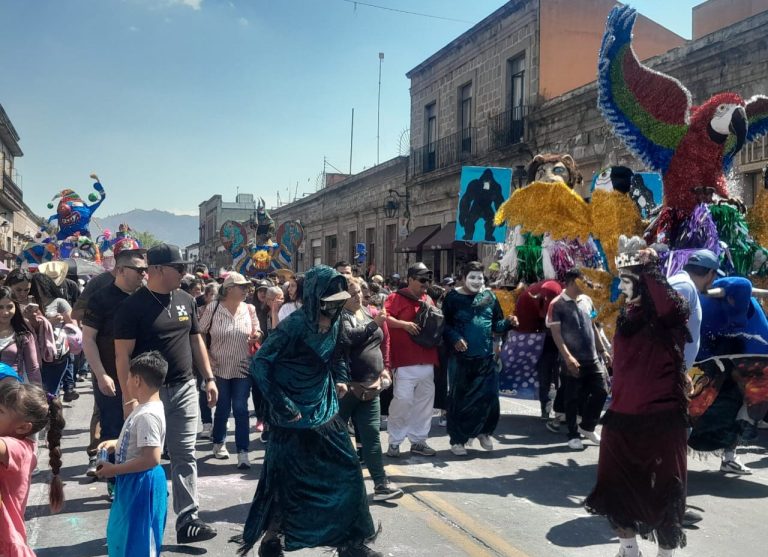 Toritos de petate llenan la Avenida Madero de música, colorido y tradición
