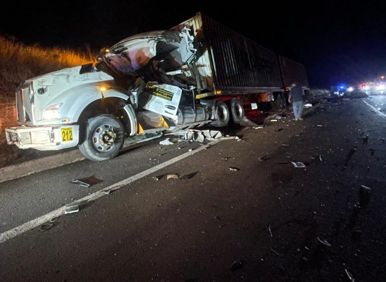 Dos muertos y un herido, tras choque entre camiones de carga, en la autopista Siglo XXI