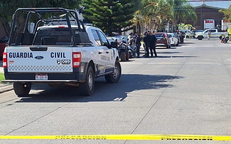 Ex oficial de Tránsito, motociclista asesinado por fuera de un colegio de Uruapan