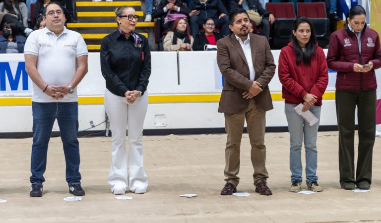 Entregan becas a estudiantes nicolaitas