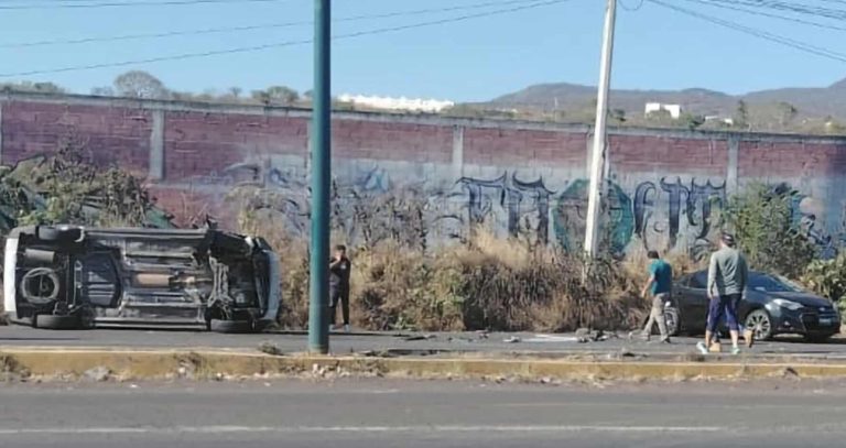 Se registra choque volcadura afuera de El Relicario, al poniente de Morelia