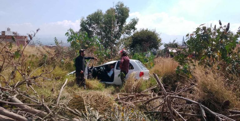 Auto vuelca en los límites de las colonias Ciudad Jardín y San Isidro Itzícuaro