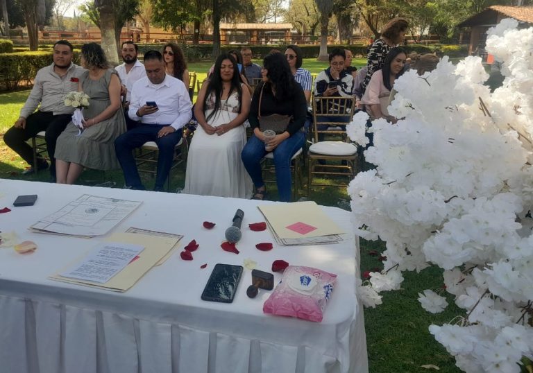 Parejas se dan el «sí de mentiritas» y el «sí, acepto» formal este 14 de febrero en el Zoológico de Morelia
