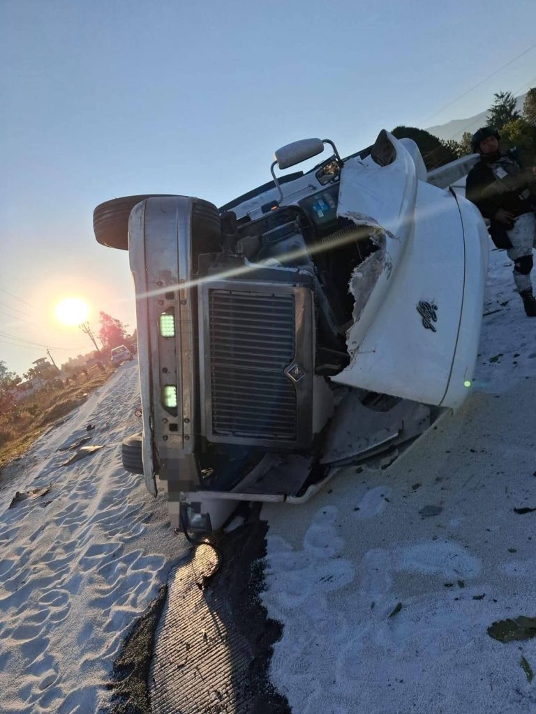 Tráiler cargado con fertilizante participa en choque múltiple que deja 5 muertos y 6 lesionados en la Toluca-Zitácuaro
