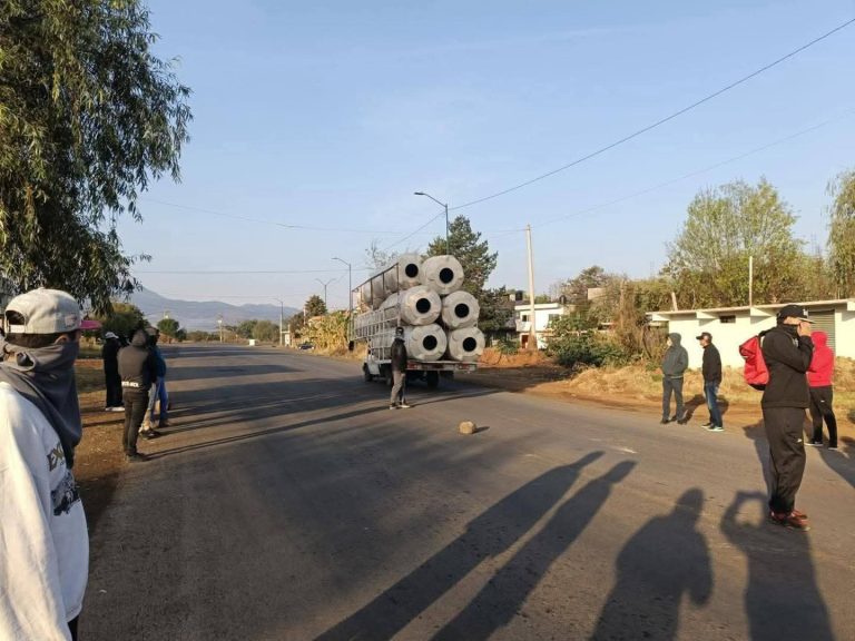 Normalistas retienen camionetas, piden 30 mil pesos por liberarlas
