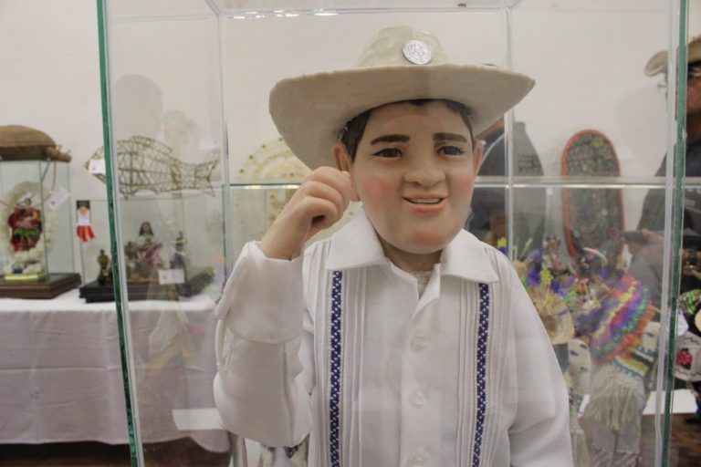 Artesanos honran memoria de Carlos Manzo en piezas que venden en el Tianguis Artesanal