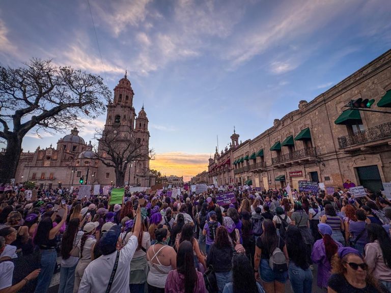 Entre pintas y confrontaciones, marcha feminista sacude el centro de Morelia; bloque negro ignora el Congreso estatal