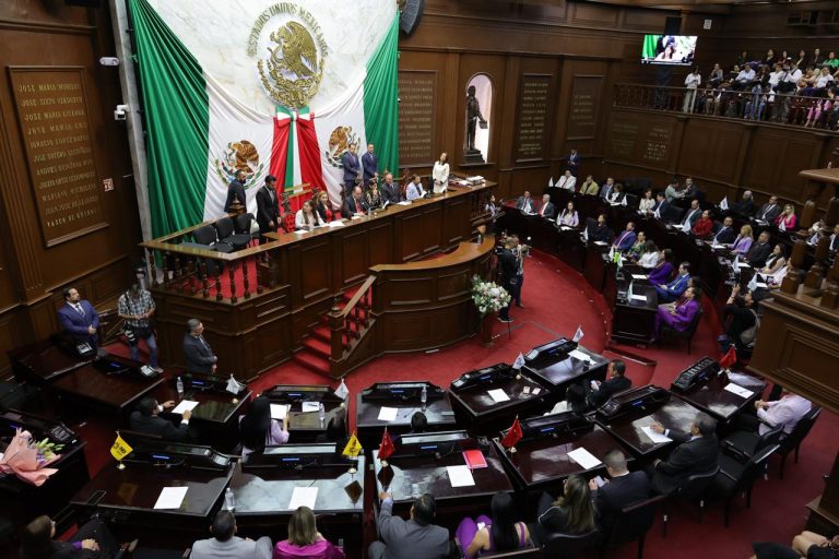 Congreso de Michoacán admite deuda con madres buscadoras durante entrega de la Mujer Michoacana 2026