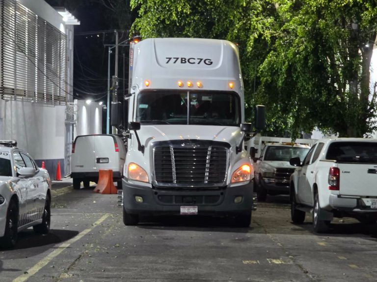 Aseguran tráiler en la México-Guadalajara con cargamento de presunta sustancia ilícita