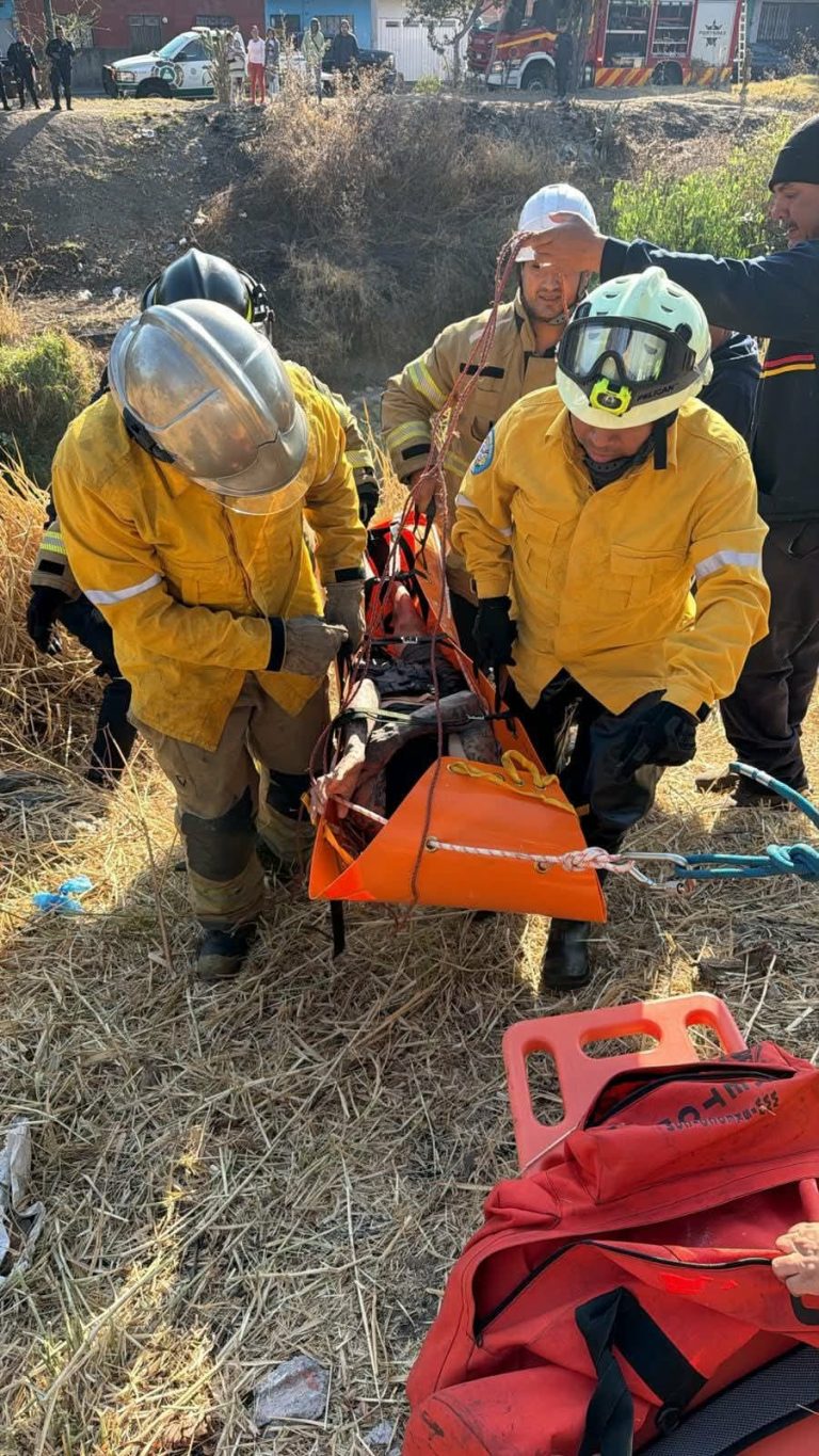 Bomberos rescatan a hombre que estaba dentro de un río de aguas negras en Morelia 