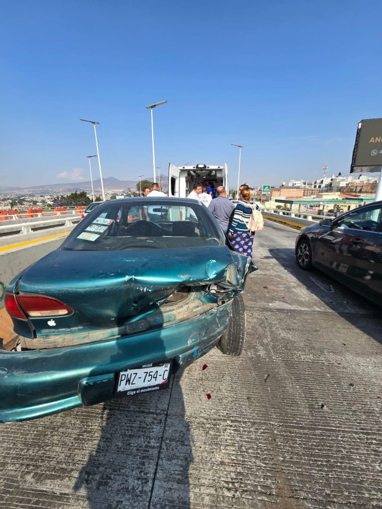 Se registra carambola vehicular en el Puente Eréndira, frente la Central de Abastos de Morelia