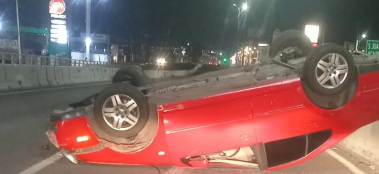 Vuelca auto en puente de la avenida Madero Poniente de Morelia 