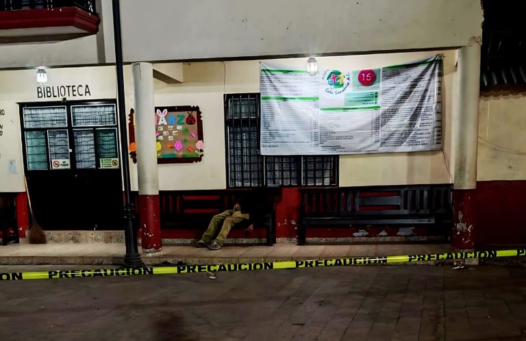 Adulto mayor es encontrado muerto en la plaza de la tenencia de Jicalán, en Uruapan 