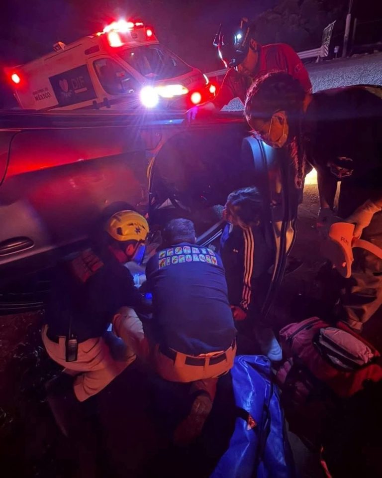 Volcadura deja una mujer embarazada lesionada, sobre la carretera Uruapan-Paracho