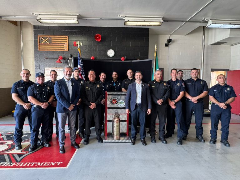 Ayuntamiento recibe donación de equipamiento para bomberos de Morelia