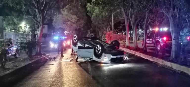 Camioneta volcada es abandonada en Calzada La Huerta, Morelia 