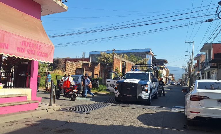 Choque de patrulla de la Policía Municipal y auto deja mujer lesionada, al oriente de Uruapan 