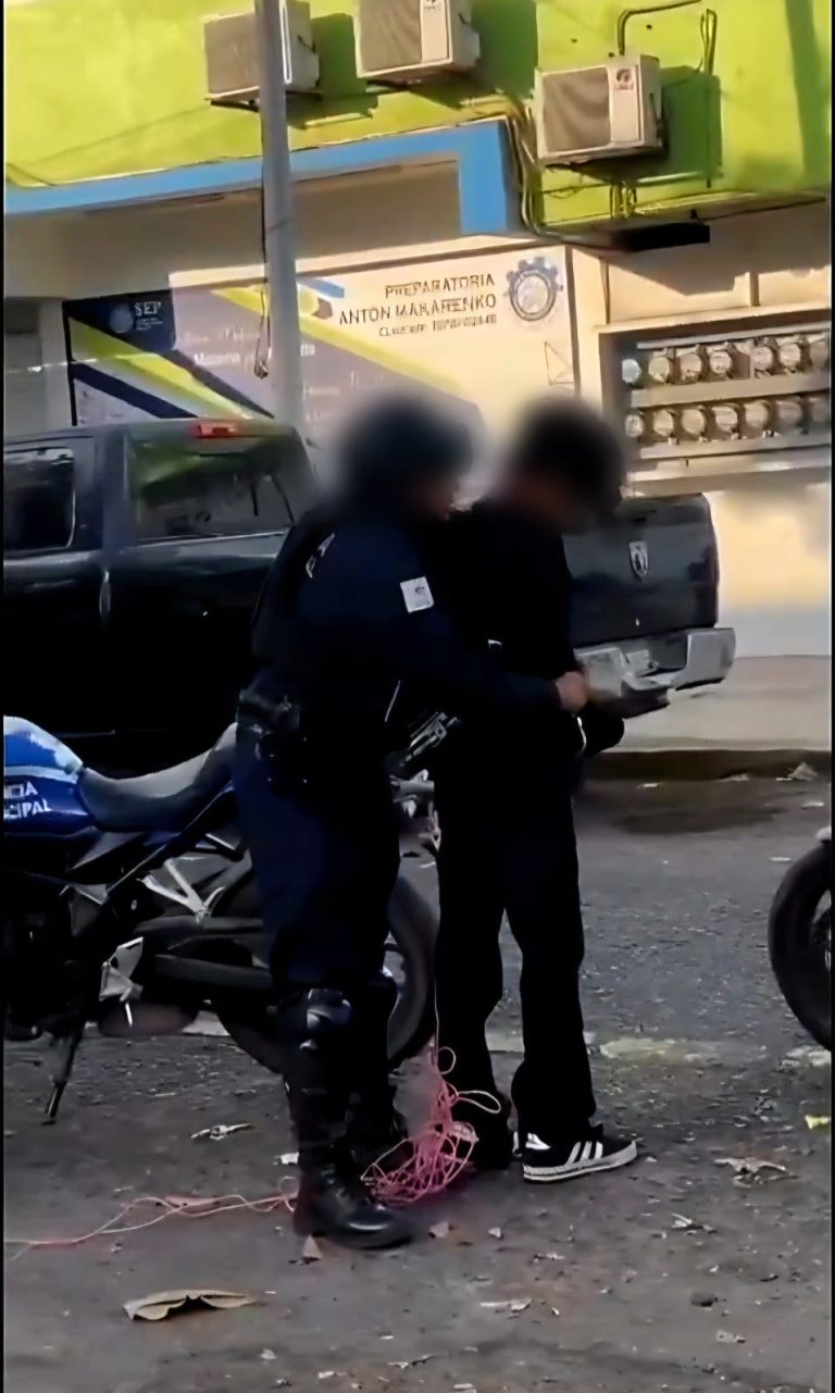 Alumno asesina a dos maestras en preparatoria de Lázaro Cárdenas