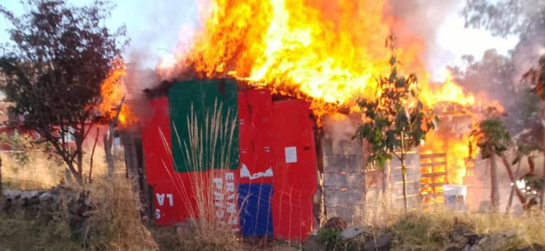 Arde choza en la colonia San Isidro Itzícuaro, Morelia