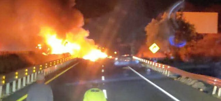 Tractocamión se incendia tras volcar en la México-Guadalajara 