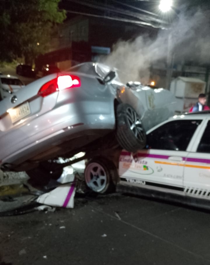 Aparatoso choque deja una persona lesionada, sobre la Calzada Benito Juárez de Uruapan