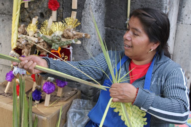 Pese a incremento de costo en materiales, artesanos mantienen tradición de las palmas 