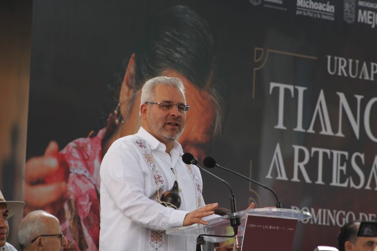 Llama Bedolla a empresarios a invertir en Uruapan 