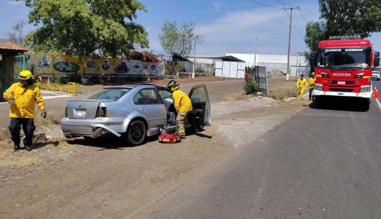 Se registra choque entre dos vehículos en la carretera Morelia-Pátzcuaro; hay cuatro lesionados