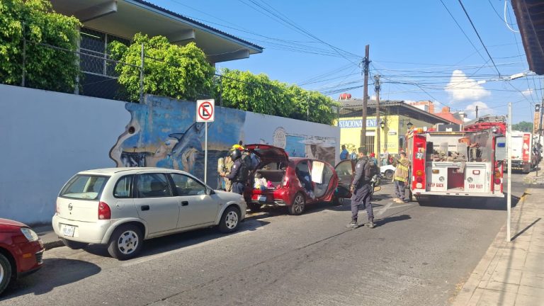 Mujer intenta quemar un vehículo en pleno Centro de Uruapan y es detenida por la policía