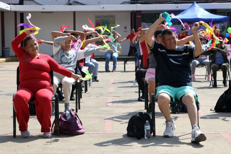 Adultos mayores se activan en Feria de la Salud