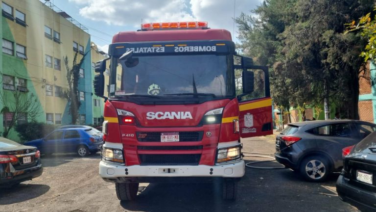 Bomberos combaten incendio en un departamento de la colonia Xangari