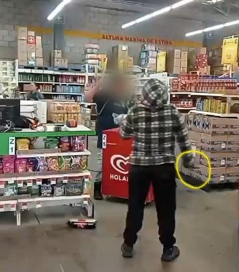 Identifican a las dos mujeres que con cuchillos intentaron robar en una tienda Aurrera de Tarímbaro