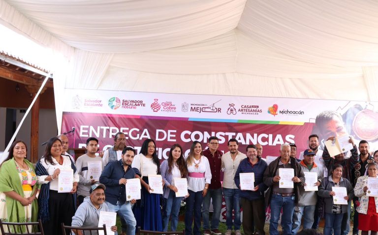 Casart entrega certificaciones de calidad y origen a personas artesanas de Santa Clara del Cobre