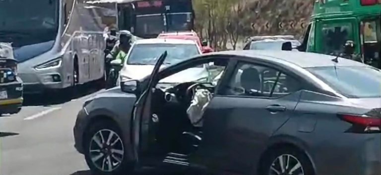 Se registra choque entre auto particular y patrulla de la Policía Morelia en Ciudad Salud