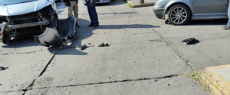 Se registra choque entre 2 vehículos en la colonia Jacarandas, Morelia