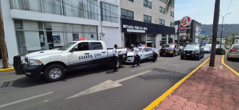 A punta de pistola, delincuentes roban 930 mil pesos a mujer en notaría de Morelia
