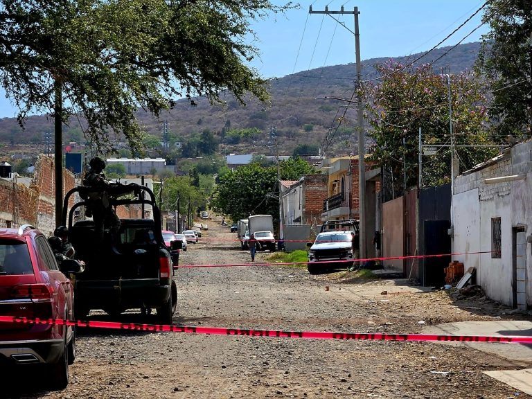 Empistolados balean fachada de fábrica de blocks para construcción, en Zamora