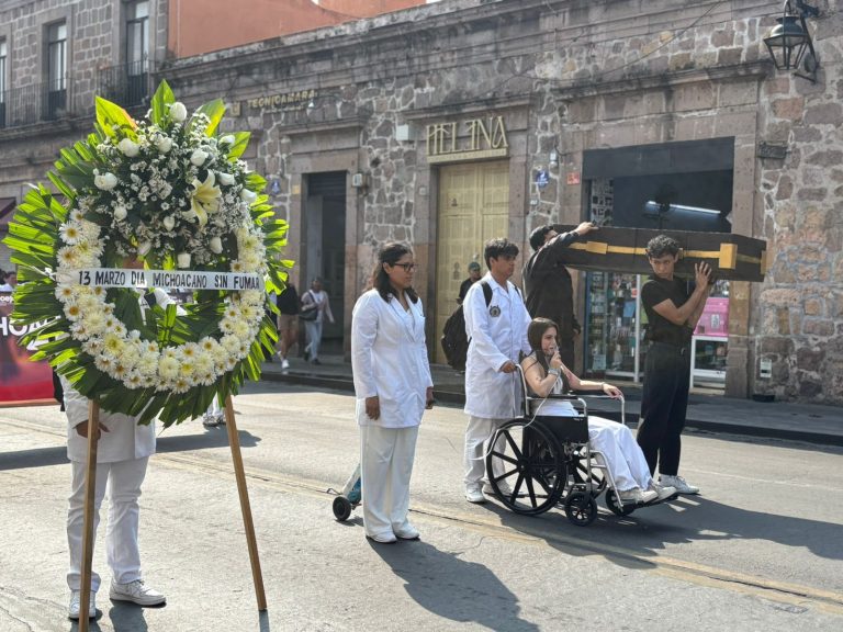 Marchan estudiantes y personal de Salud por el Día Michoacano sin Fumar