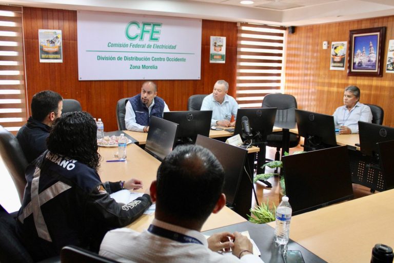 Secretario del ayuntamiento se reúne con CFE para regularización de servicio a colonias