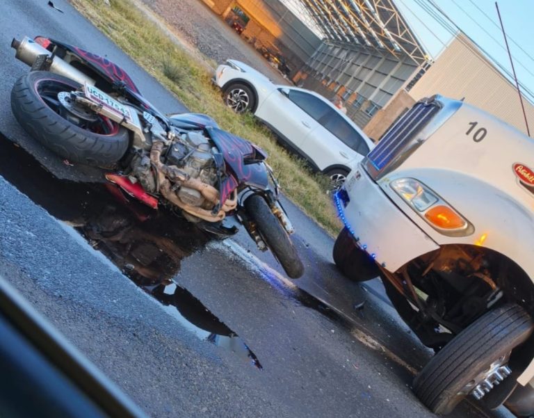 Motociclista herido al chocar de frente contra camión de carga, en Zamora