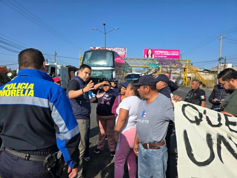 Vecinos de La Esperanza y Ciudad Jardín bloquean avenida Madero Poniente por irregular suministro de agua
