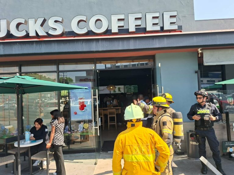 Reporte de conato de incendio en Starbucks de La Huerta moviliza a bomberos estatales, en Morelia