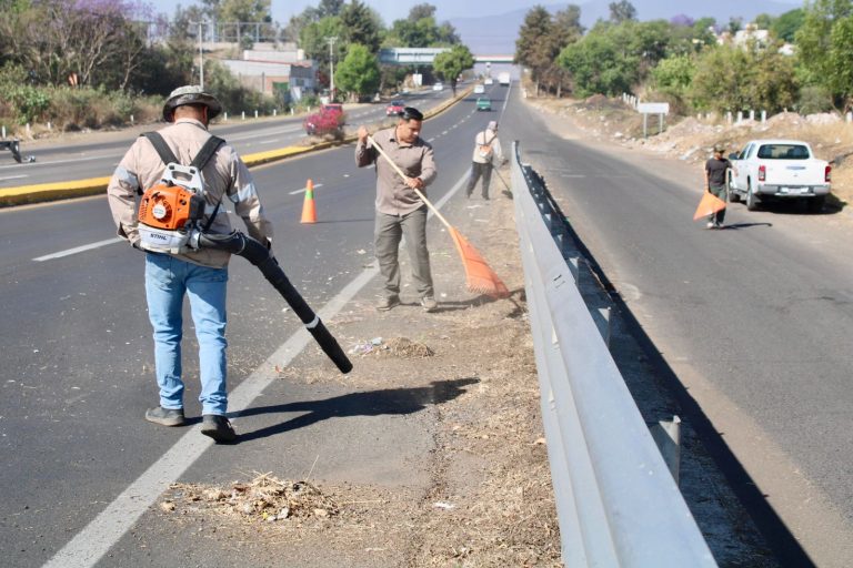 Realizan jornada de limpieza en salida a Pátzcuaro