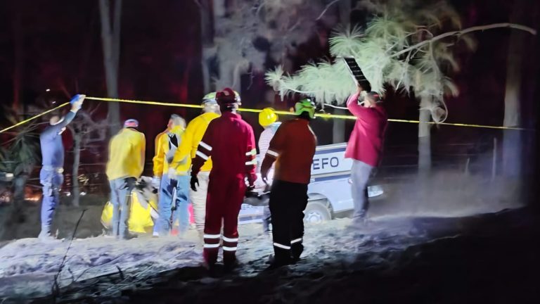 Rescatan cuerpos de dos brigadistas fallecidos en incendio forestal en Tacámbaro