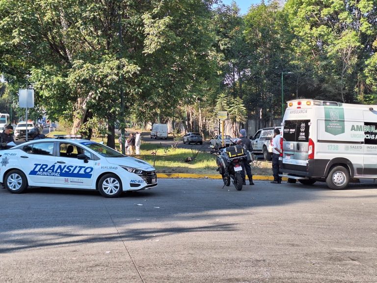 Motociclista muere al chocar contra un árbol en el Libramiento de Uruapan