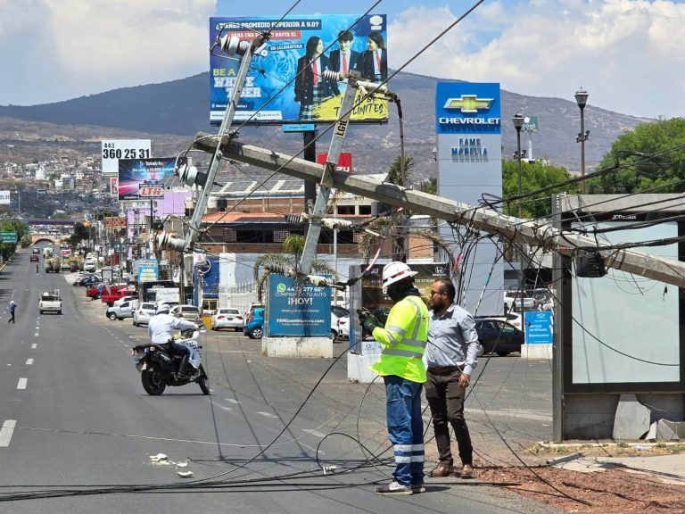 Camión chatarrero se atora en cableado y derriba postes de la CFE, en el Libramiento Poniente de Morelia