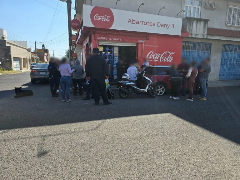 Choque entre auto y moto deja un adolescente herido en la Jardines de Guadalupe, Morelia