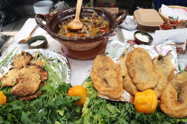 Cocineras tradicionales presentes en el Tianguis Artesanal de Domingo de Ramos