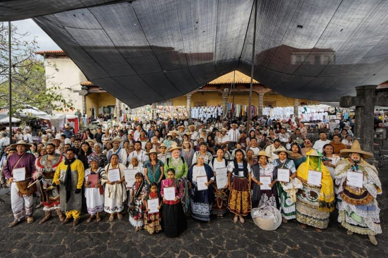 Tianguis de Domingo de Ramos celebra la riqueza textil de los pueblos originarios